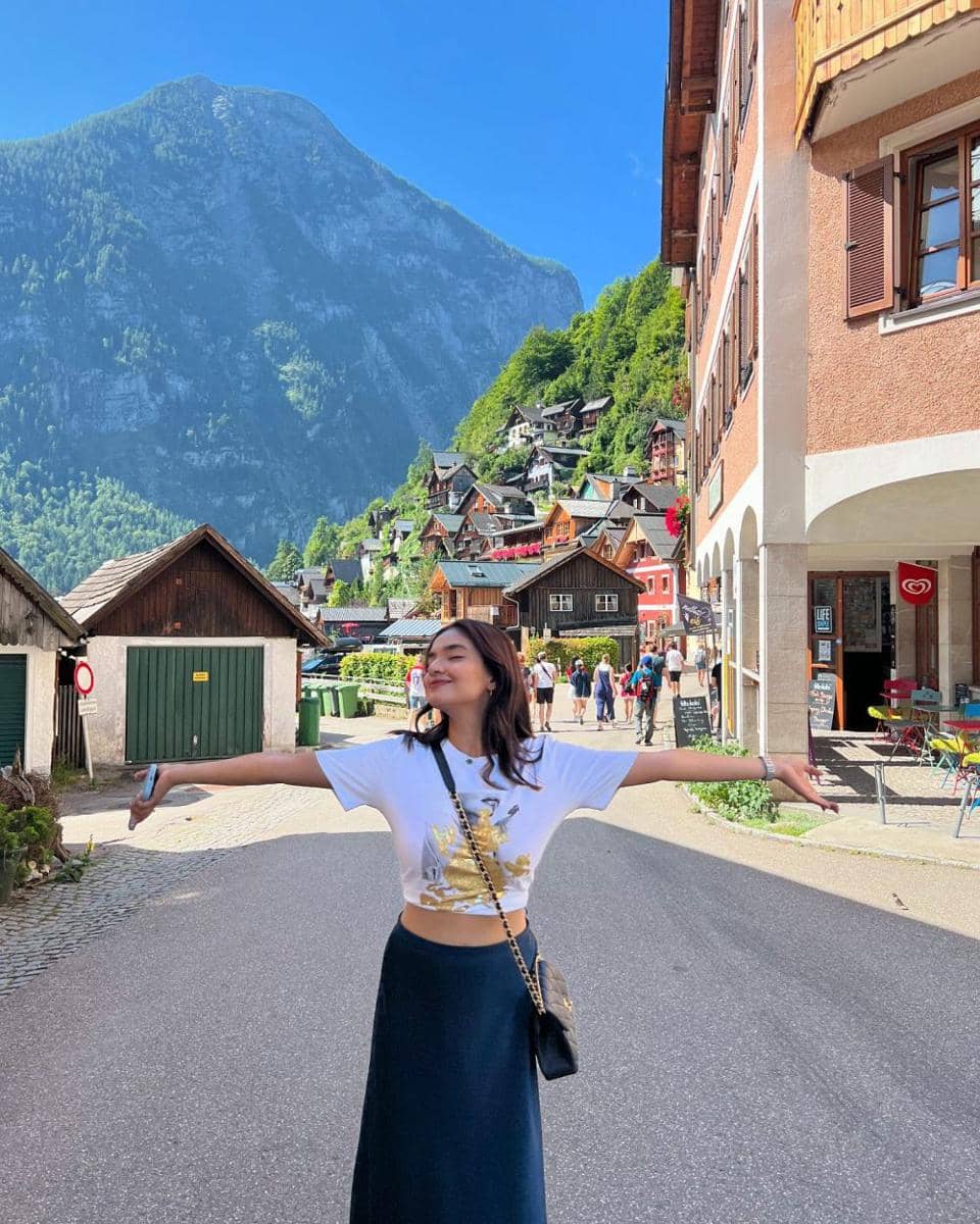 inspirasi outfit urban tourist ala Anushka Sen (instagram.com/anushkasen0408)