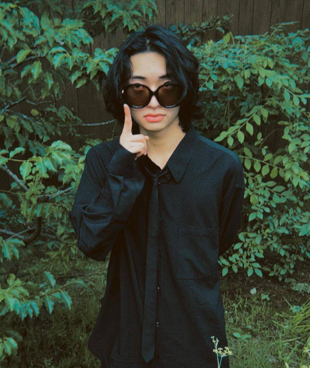 Styling outfit menggunakan dasi (Instagram.com/takurokawaguci)
