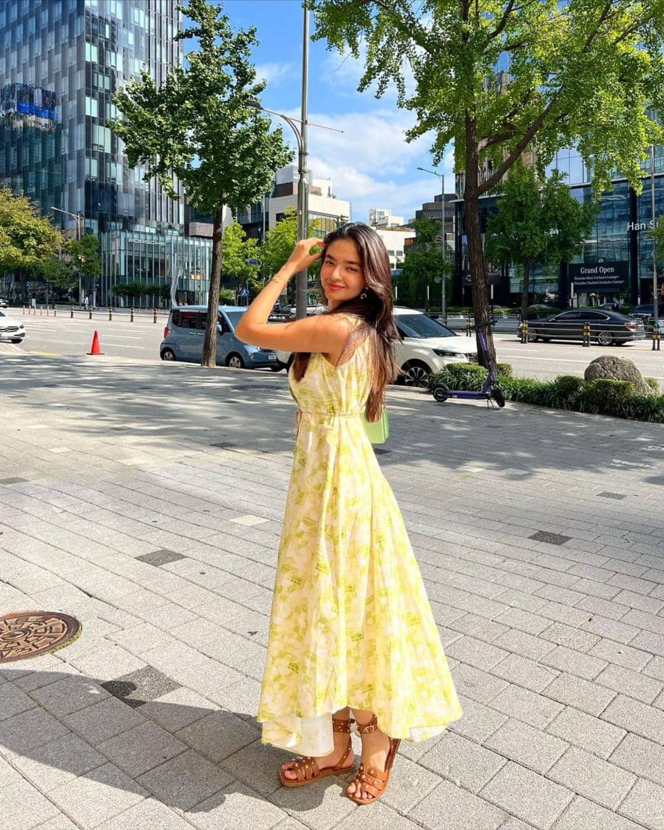 inspirasi outfit urban tourist ala Anushka Sen (instagram.com/anushkasen0408)