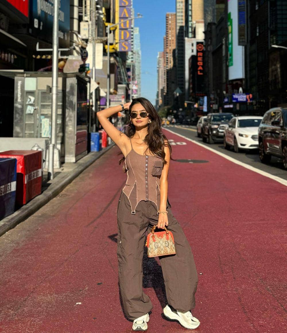 inspirasi outfit urban tourist ala Anushka Sen (instagram.com/anushkasen0408)