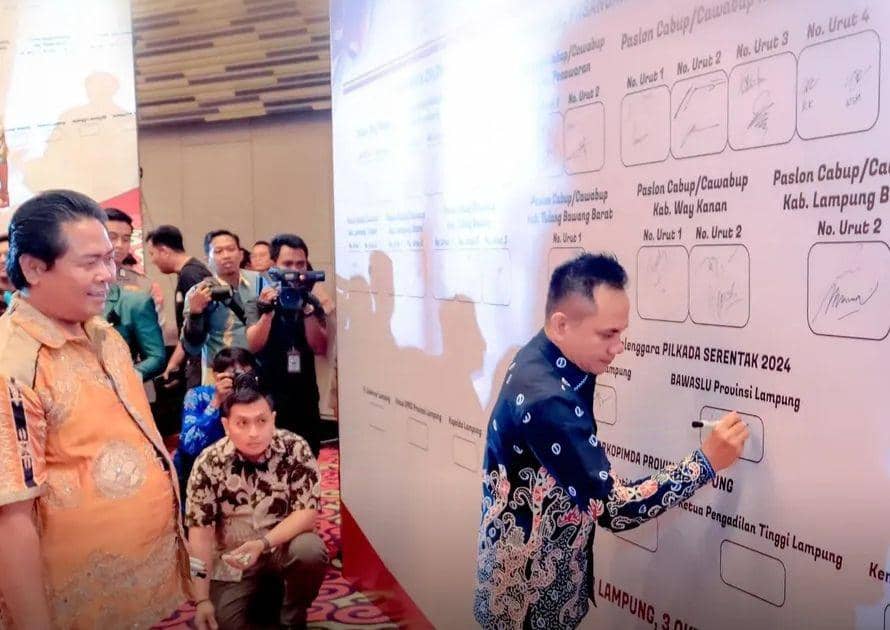 Penandatanganan deklarasi Pilkada damai 2024 Bawaslu bersama stakeholder di Lampung. (Dok. Bawaslu Lampung).