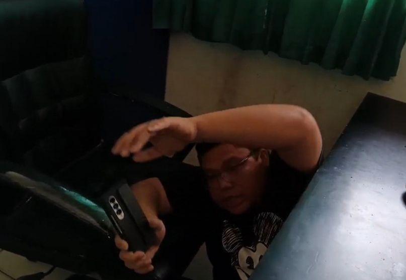 Ngumpet di Bawah Meja, Camat ini Kepergok Melakukan Hal Tak Pantas