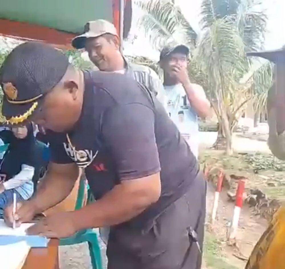 Tangkap layar momen warga berkaus paslon Bupati-Wakil Bupati Lampung Tengah nomor urut 1, Musa-Ahsan terima bagi-bagi uang Rp100 ribu. (IDN Times/Istimewa).
