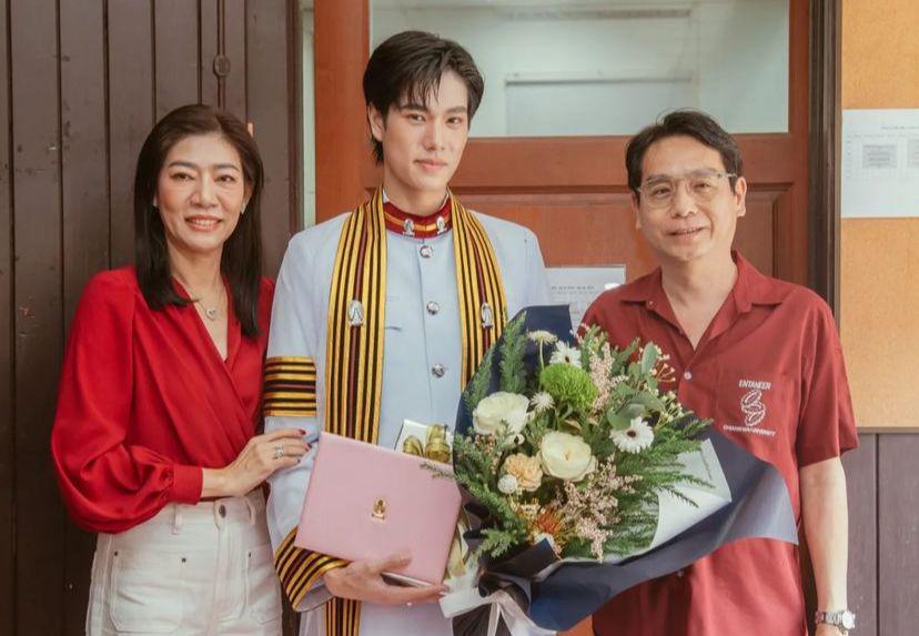 7 Potret Perayaan Wisuda Phuwin Tangsakyuen, Meriah Banget!