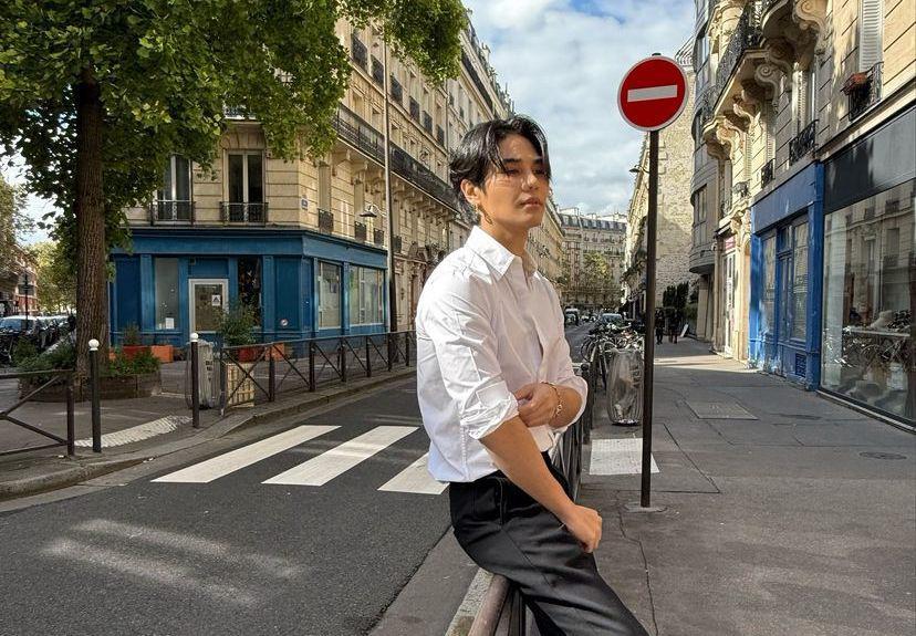 7 Potret Jeff Satur di Paris, Sudah Cocok Jadi Warga Lokal