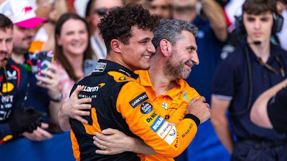 Lando Norris (kiri) berpelukan dengan Andrea Stella (formula1.com)