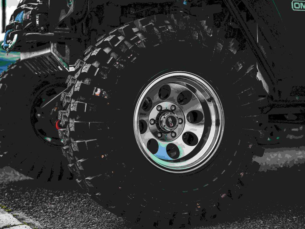 ilustrasi ban pada mobil (pexels.com/Egor Komarov)