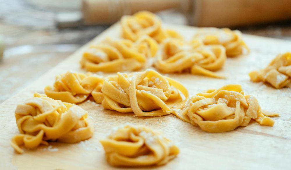ilustrasi pasta di atas meja (pexels.com/Katerina Holmes)