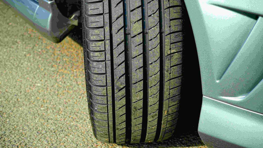 ilustrasi ban pada mobil (pexels.com/Mike Bird)