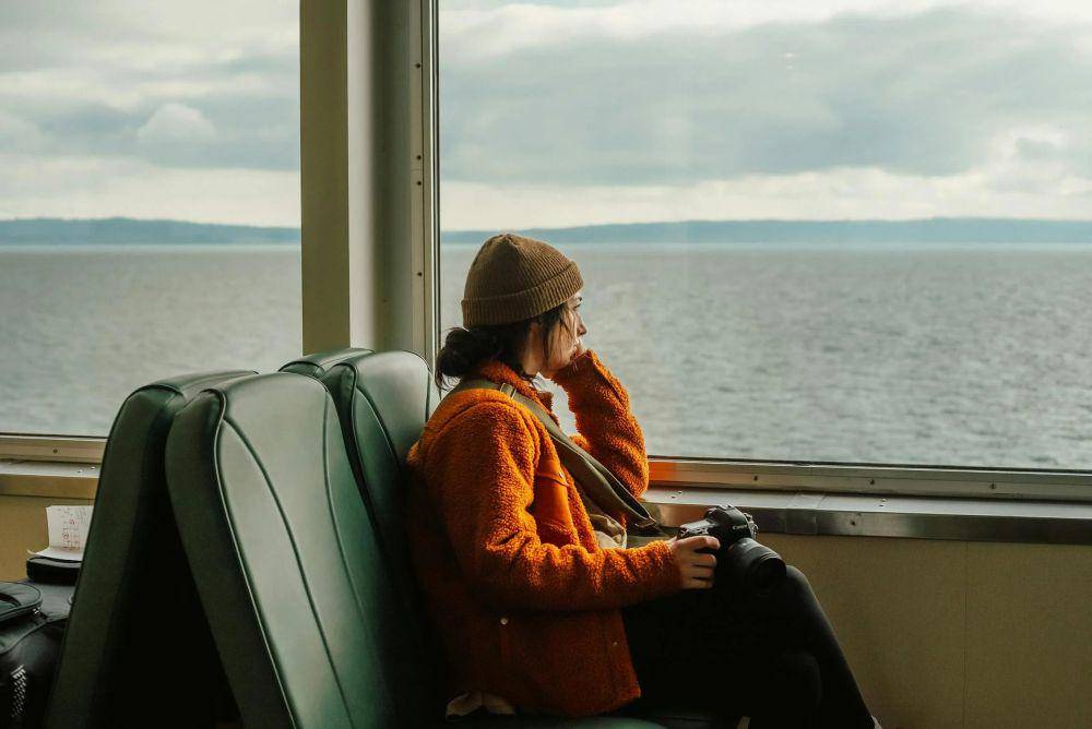 potret seorang wanita sedang merenung sendirian (pexels.com/Josh Hild)