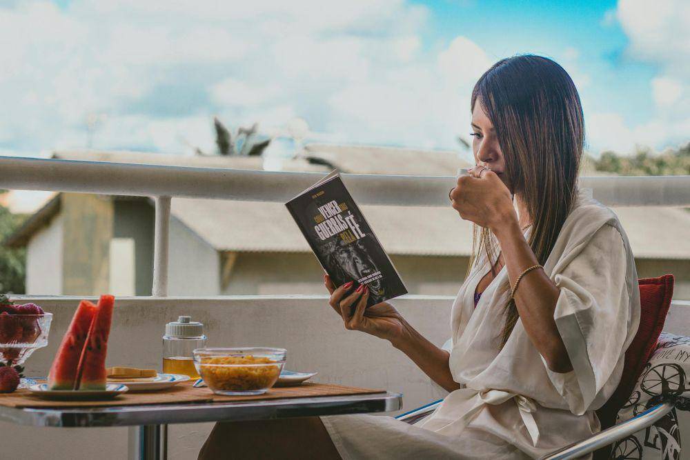 potret seorang wanita sedang membaca buku sendirian (pexels.com/Lucas Andrade)