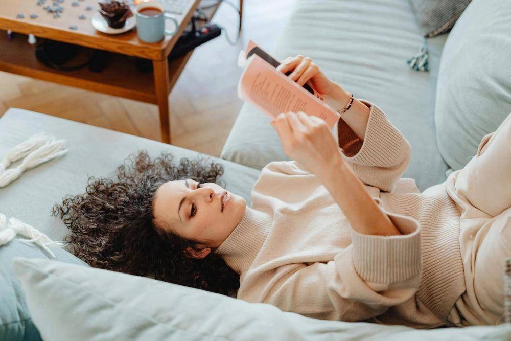 potret wanita sedang membaca (pexels.com/Karolina Kaboompics)