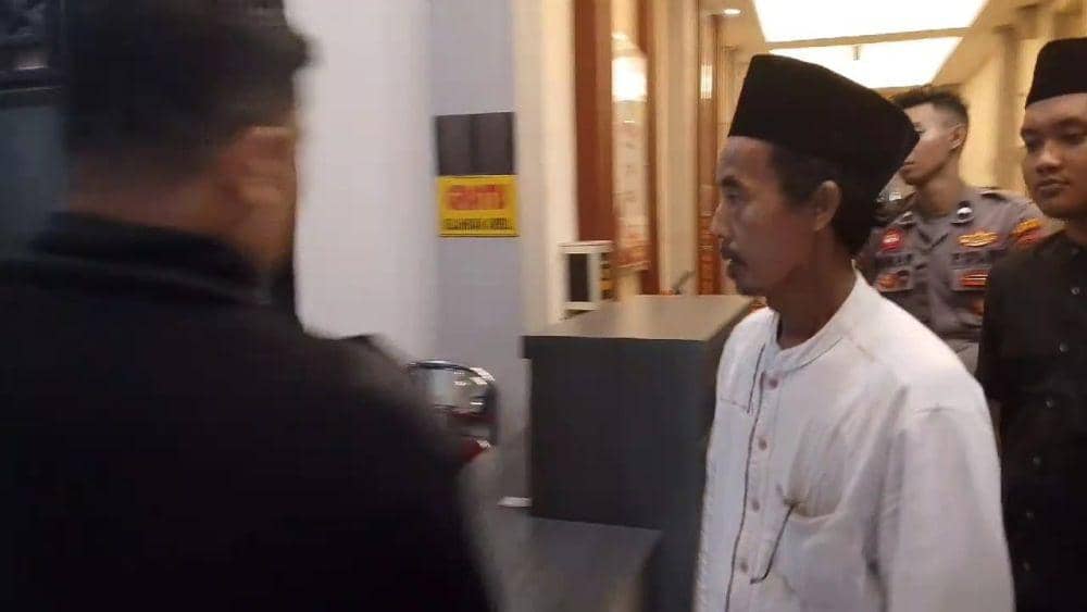 Tersangka pimpinan ponpes cabul di Trenggalek ditahan polisi. IDN Times/ istimewa