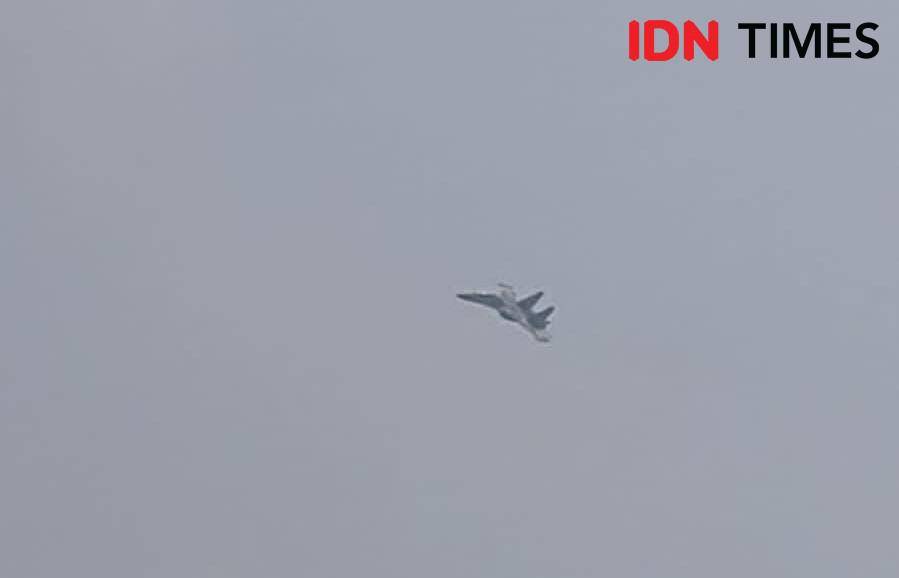 Alarm Mobil Ramaikan Pertempuran Pesawat F16 dan Sukhoi di Monas