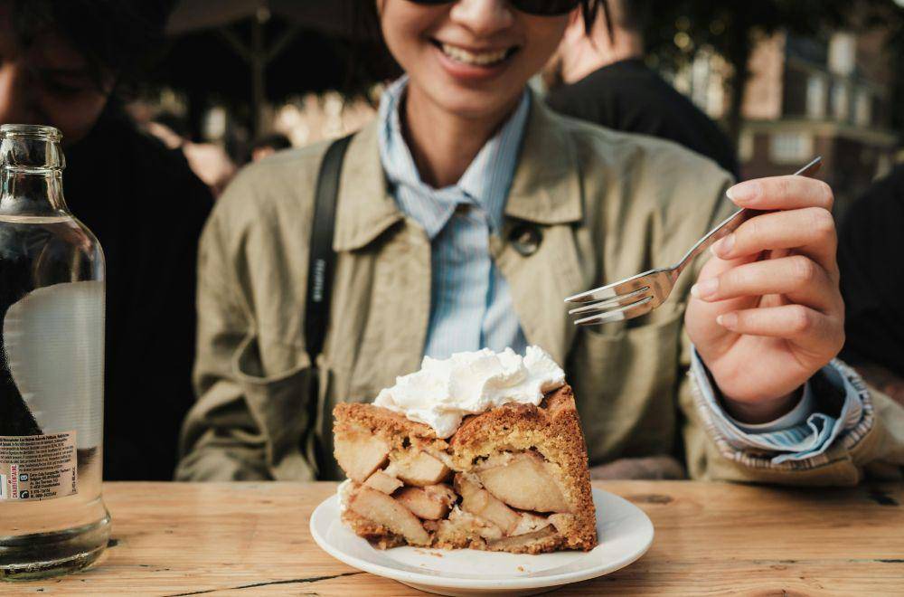 ilustrasi makan manis/cemilan (pexels.com/pramodtiwari)