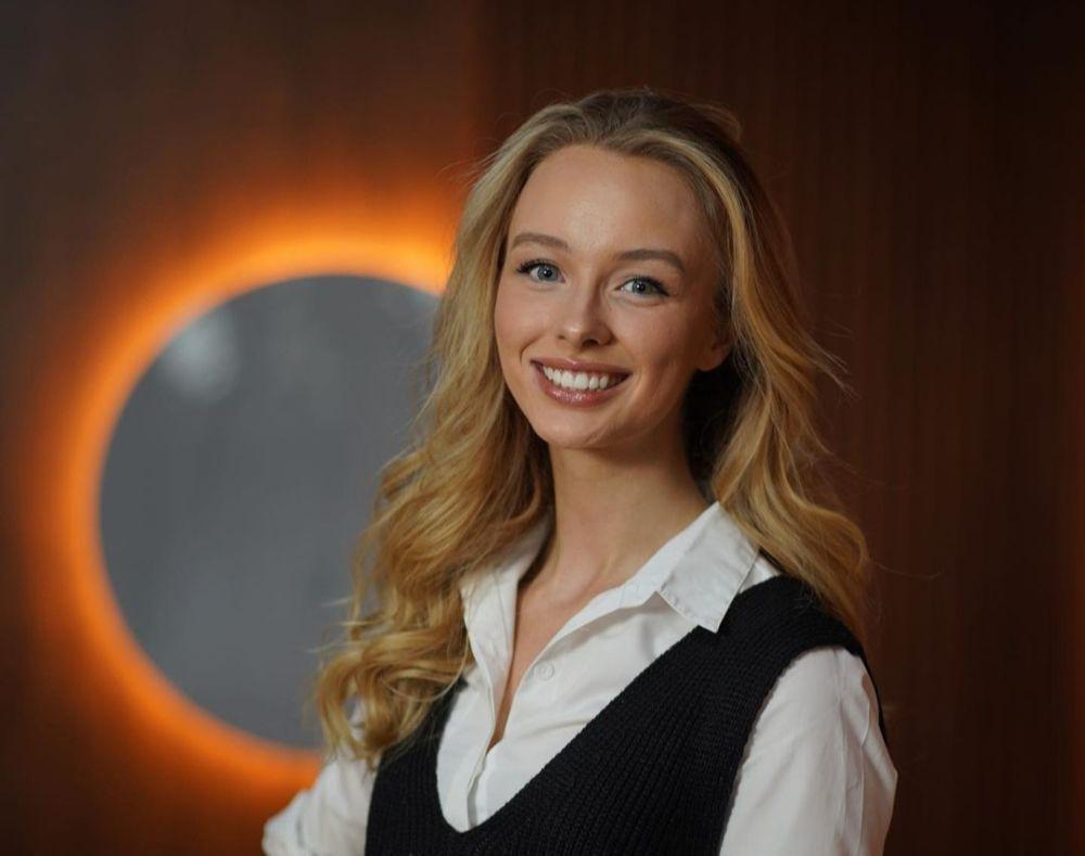 7 Potret Amy Scott Miss Skotlandia 2024, Super Stunning!