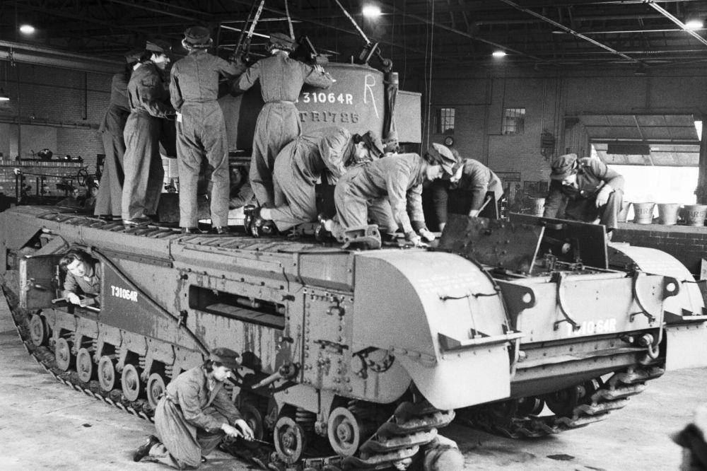 Para perempuan dari Auxiliary Territorial Service (ATS) sedang bekerja di tank Churchill di depot Royal Army Ordnance Corps, Inggris, pada 10 Oktober 1942. (commons.wikimedia.org/Imperial War Museums)
