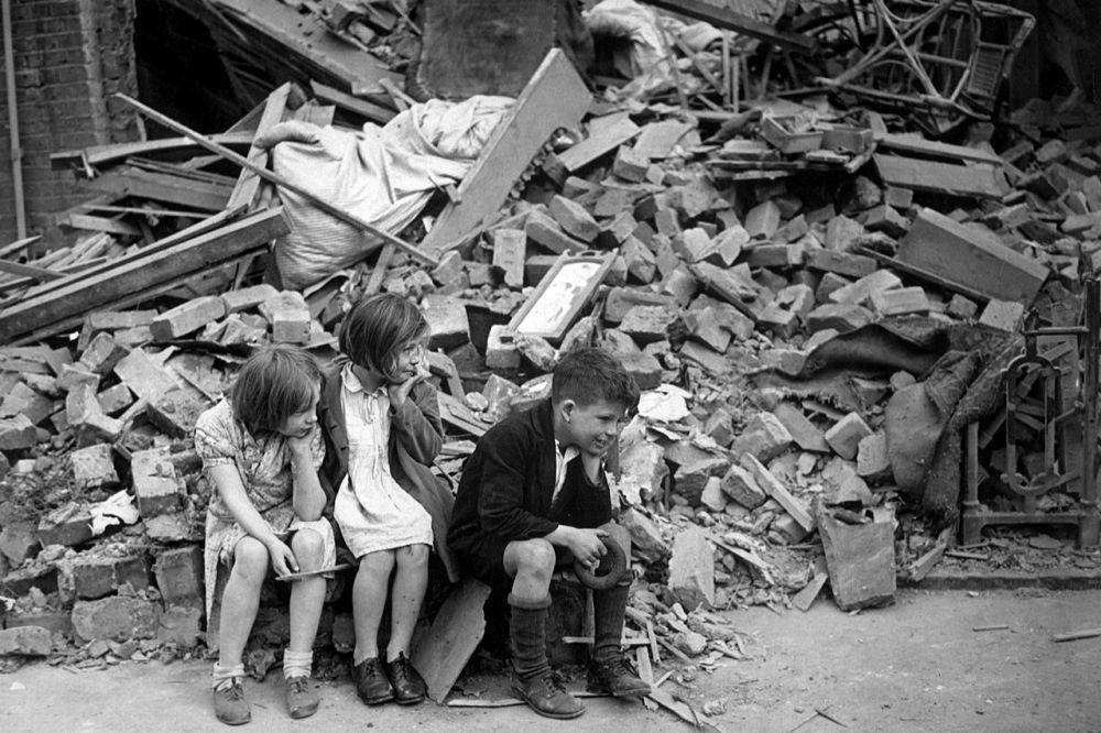 Bangunan hancur di London Timur terkena bom pada 1940 dalam serangan bom Jerman yang dikenal dengan Blitz. (commons.wikimedia.org/Sue Wallace)