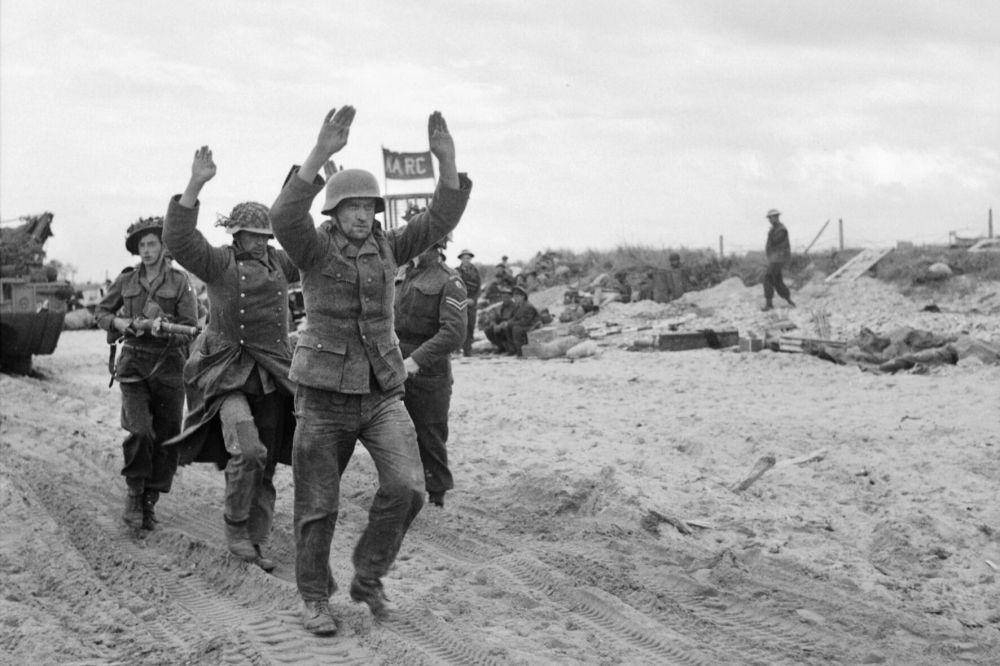 Tahanan perang Jerman dikawal di sepanjang pantai di kawasan Gold dalam Invasi D-Day pada 6 Juni 1944. (commons.wikimedia.org/Imperial War Museums)