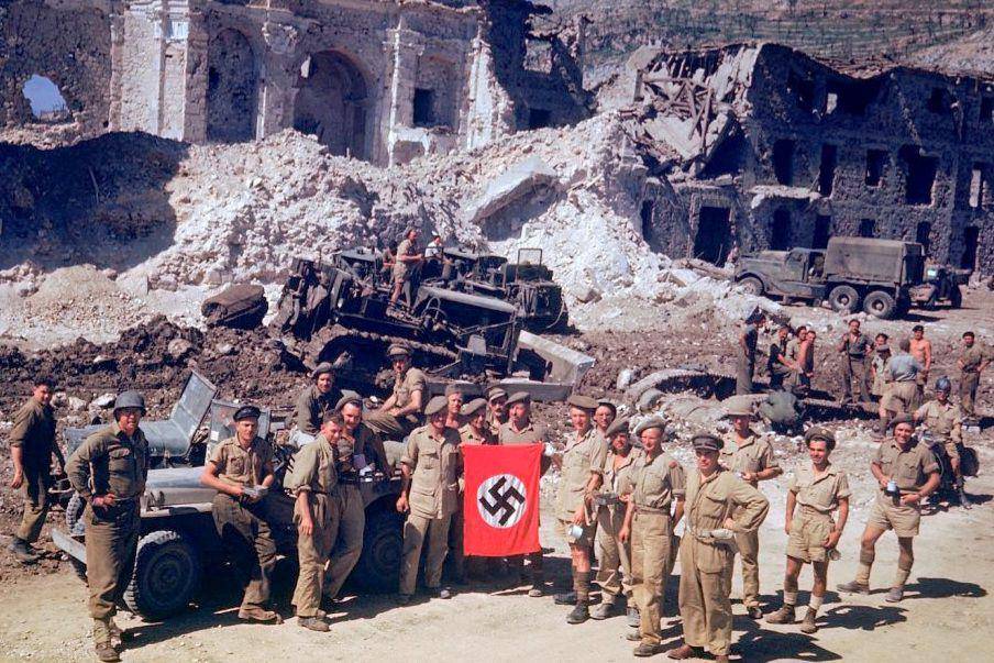 Tentara Inggris dan Afrika Selatan mengibarkan bendera Nazi ketika buldoser membersihkan puing-puing Kota Cassino yang dibom pada 1944. (commons.wikimedia.org/World War II In View)