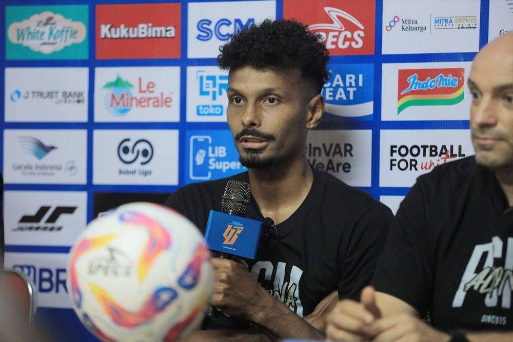Bek PSM Makassar, Aloisio Soares, dalam sesi jumpa pers jelang laga pekan ketujuh BRI Liga 1 2024/25 melawan Persija Jakarta pada 29 September 2024. (Dok. PT Liga Indonesia Baru)