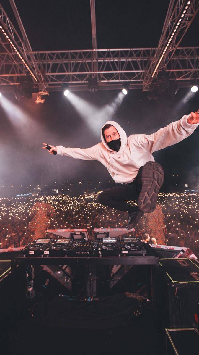 Alan Walker (instagram.com/alanwalkermusic)