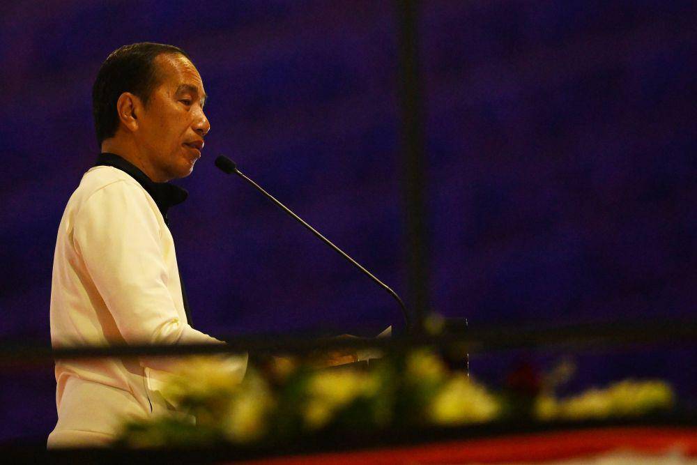 Presiden Joko Widodo memberikan sambutan pada pembukaan Peparnas XVII Solo 2024 di Stadion Manahan Solo, Minggu (6/10/2024). (ANTARA FOTO/Hafidz Mubarak A/tom)