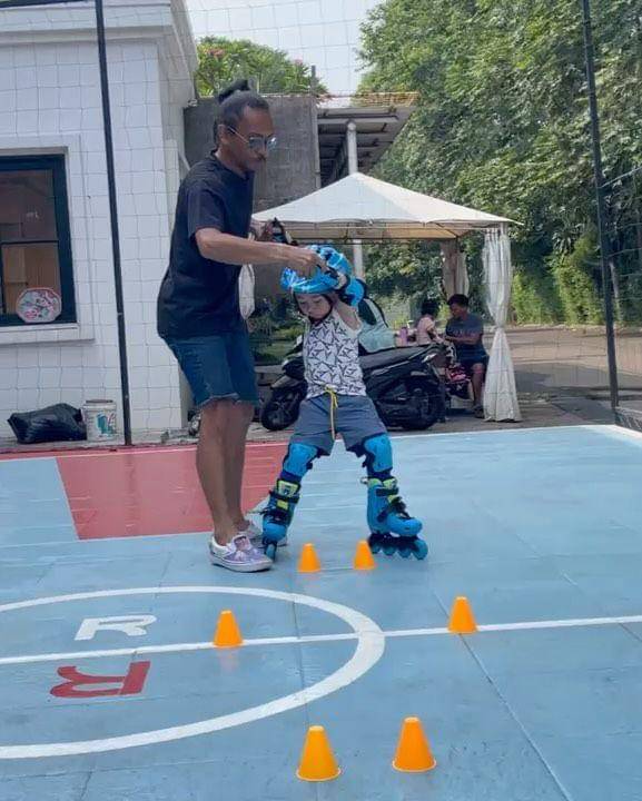 potret Rayyanza Malik Ahmad belajar sepatu roda (instagram.com/raffinagita1717)