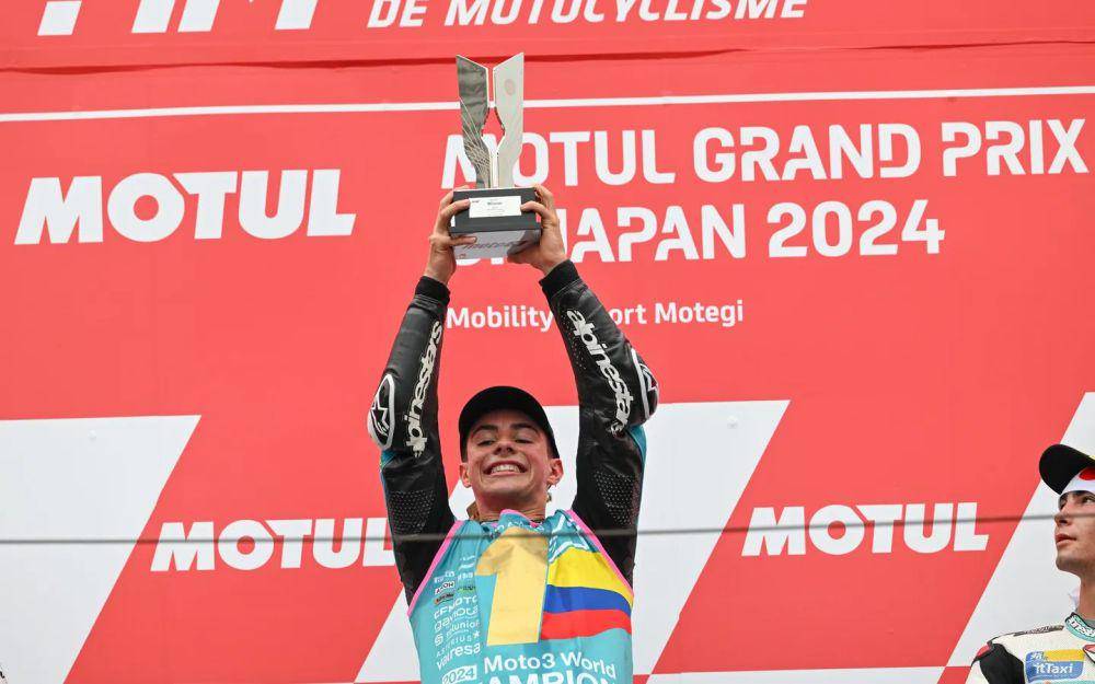 David Alonso mengangkat trofi usai finis pertama di Moto3 GP Jepang 2024. (motogp.com)