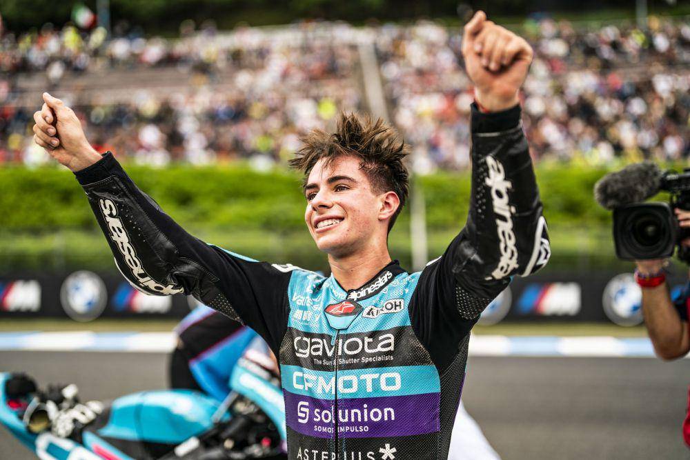 David Alonso tersenyum usai meraih gelar juara Moto3 2024 di Motegi, Jepang. (x.com/AsparTeam)