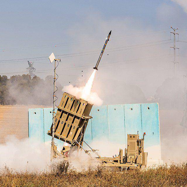 peluncur Iron Dome meluncurkan rudal (commons.wikimedia.org/IDF Spokesperson's Unit)