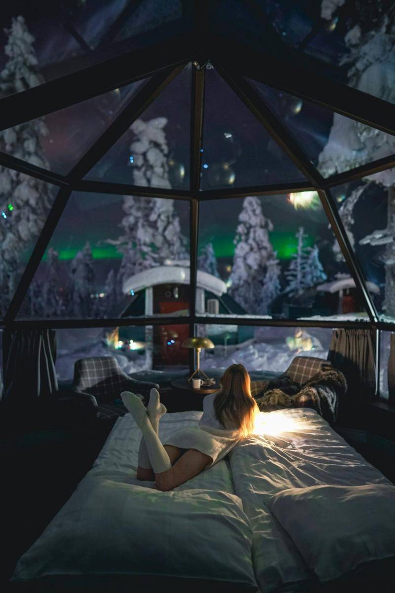 potret melihat aurora di igloo di Finlandia (unsplash.com/@ipanasenko)