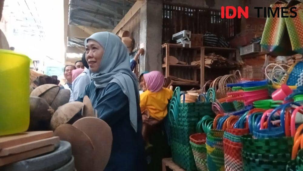 Khofifah Calon Gubernur Jawa Timur temui para pedagang di Pasar Sayur Magetan. IDN Times/ Riyanto.