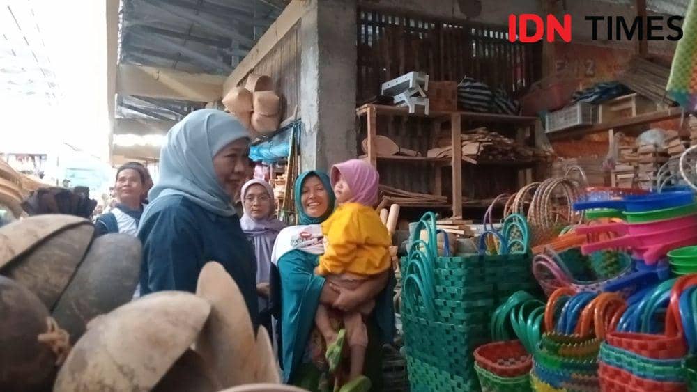 Khofifah Calon Gubernur Jawa Timur temui para pedagang di Pasar Sayur Magetan. IDN Times/ Riyanto.