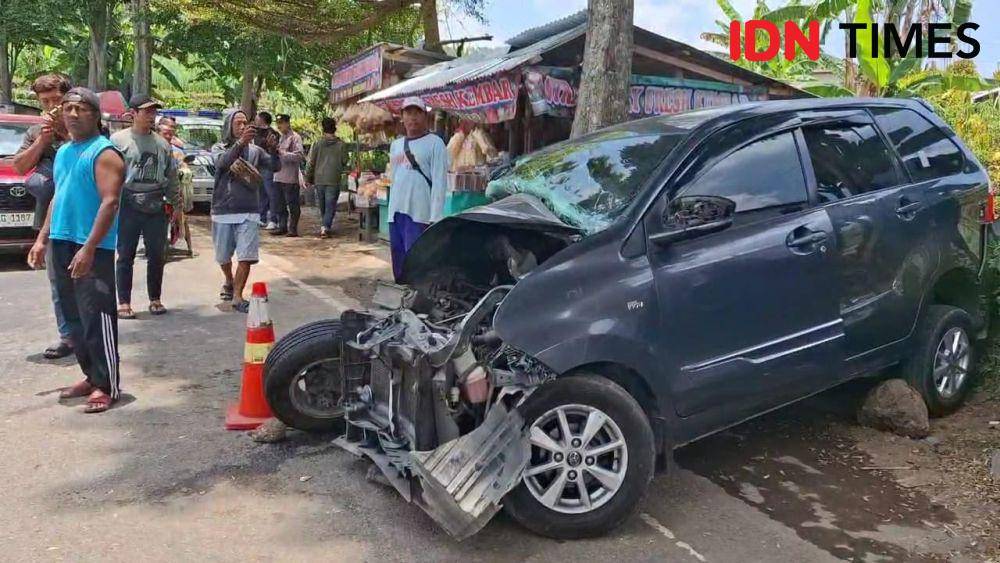 Toyota Avanza ringsek usai terlibat tabrakan dengan bus pariwisata di jalan menuju telaga Sarangan di Magetan. IDN Times/ Riyanto.