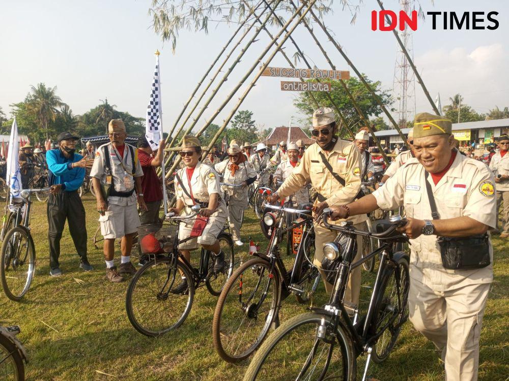 Meriah, 1.000 Onthelis Jadul Meriahkan HUT Gilangharjo Bantul