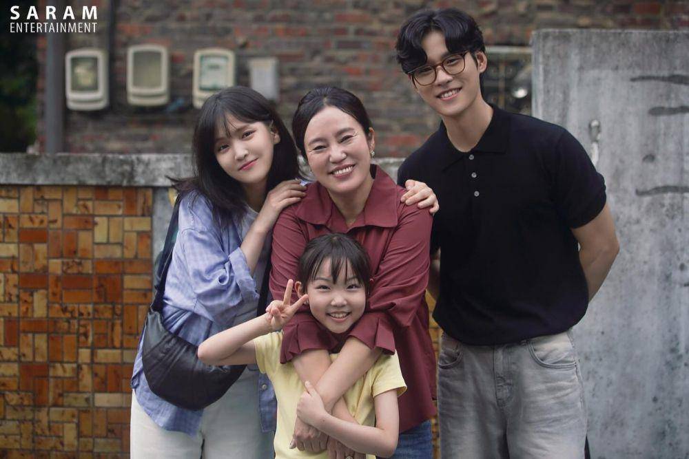 12 Potret Keluarga Hyereung-dong di Love Next Door, Bikin Kangen!