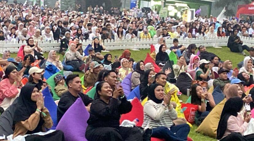 Keseruan penonton konser musik Sunset di Kebun Raya Cianjur (IDN Times/Siti Fatimah)
