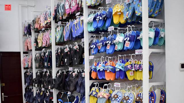 Produk sandal di toko Niceso. (dok. Niceso)