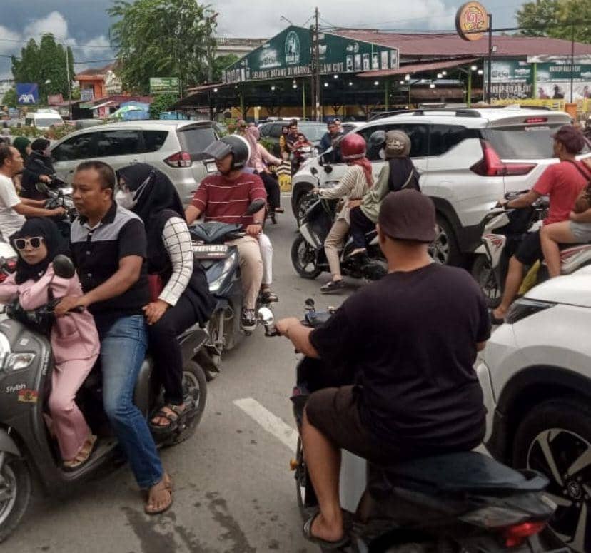 Suasana macet di Jalan Karya Wisata Kota Medan (IDN Times/Indah Permata Sari)