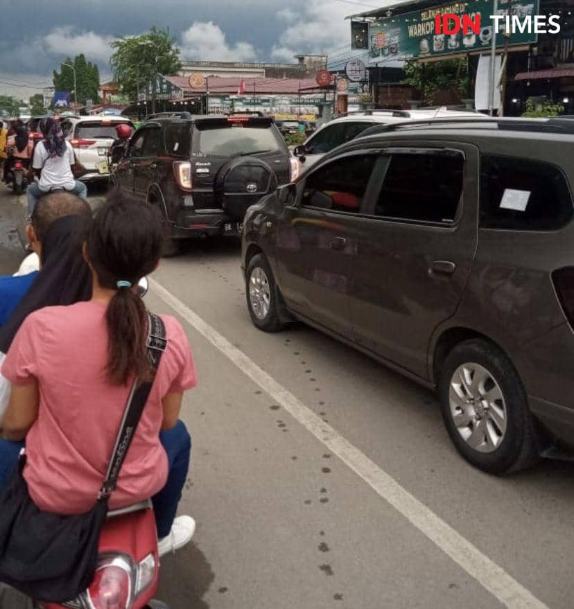 Suasana macet di Jalan Karya Wisata Kota Medan (IDN Times/Indah Permata Sari)