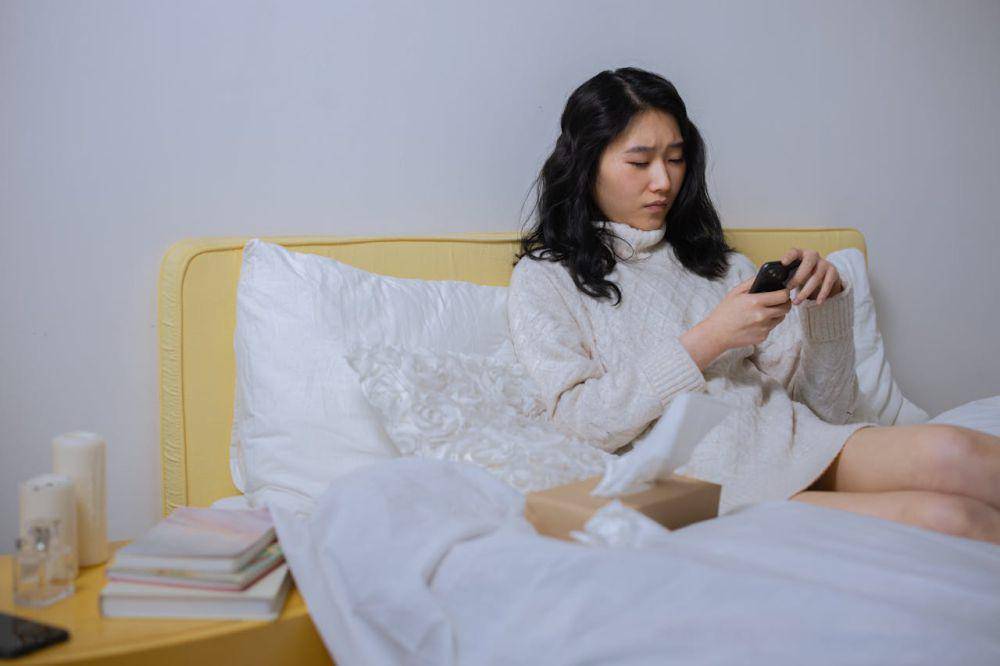 ilustrasi menggunakan smartphone (pexels.com/cottonbro studio)