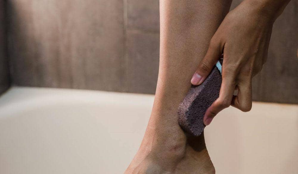 ilustrasi menggunakan batu apung untuk merawat kulit (pexels.com/Greta Hoffman)