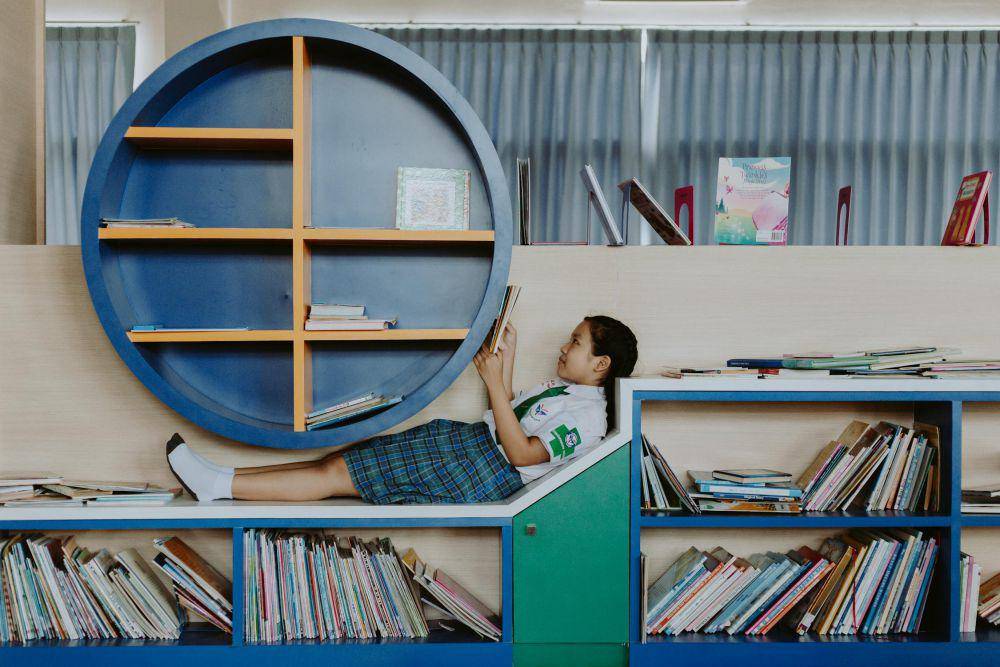 ilustrasi anak membaca buku (pexels.com/Ron lach)