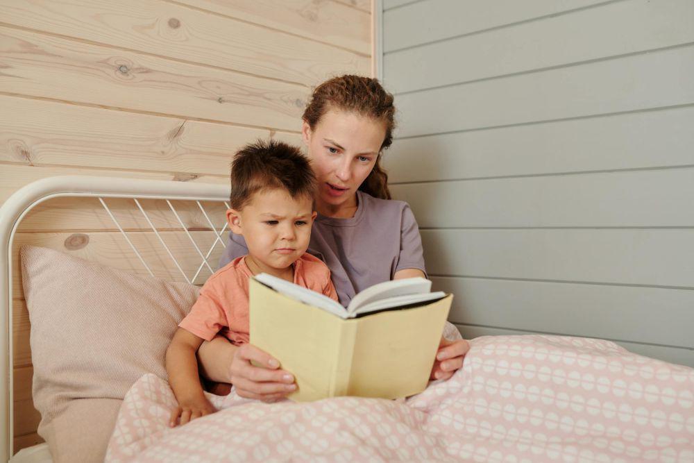6 Trik Biar Anak Fokus Saat Baca Buku, Ampuh Banget!