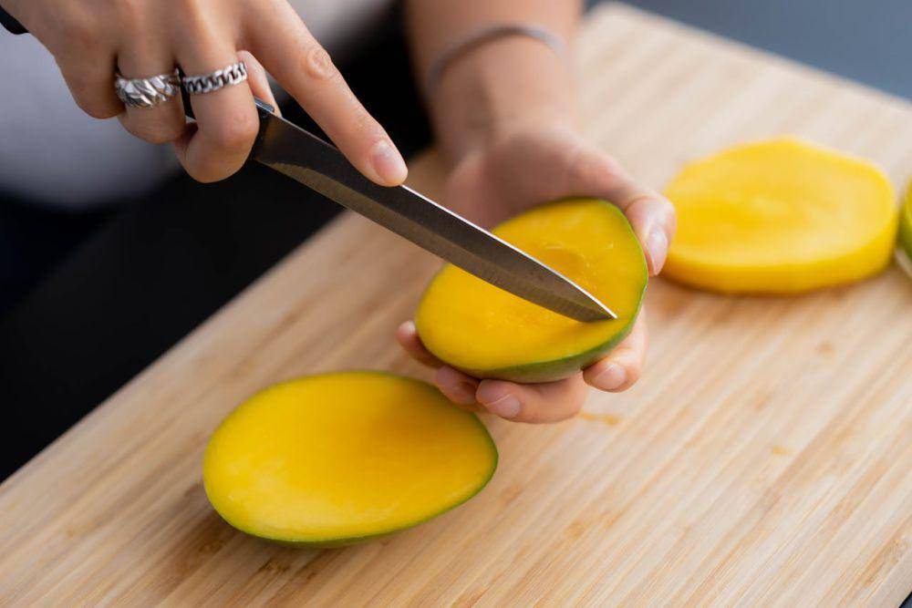Ilustrasi mengiris mangga (pexels.com/Ron Lach)