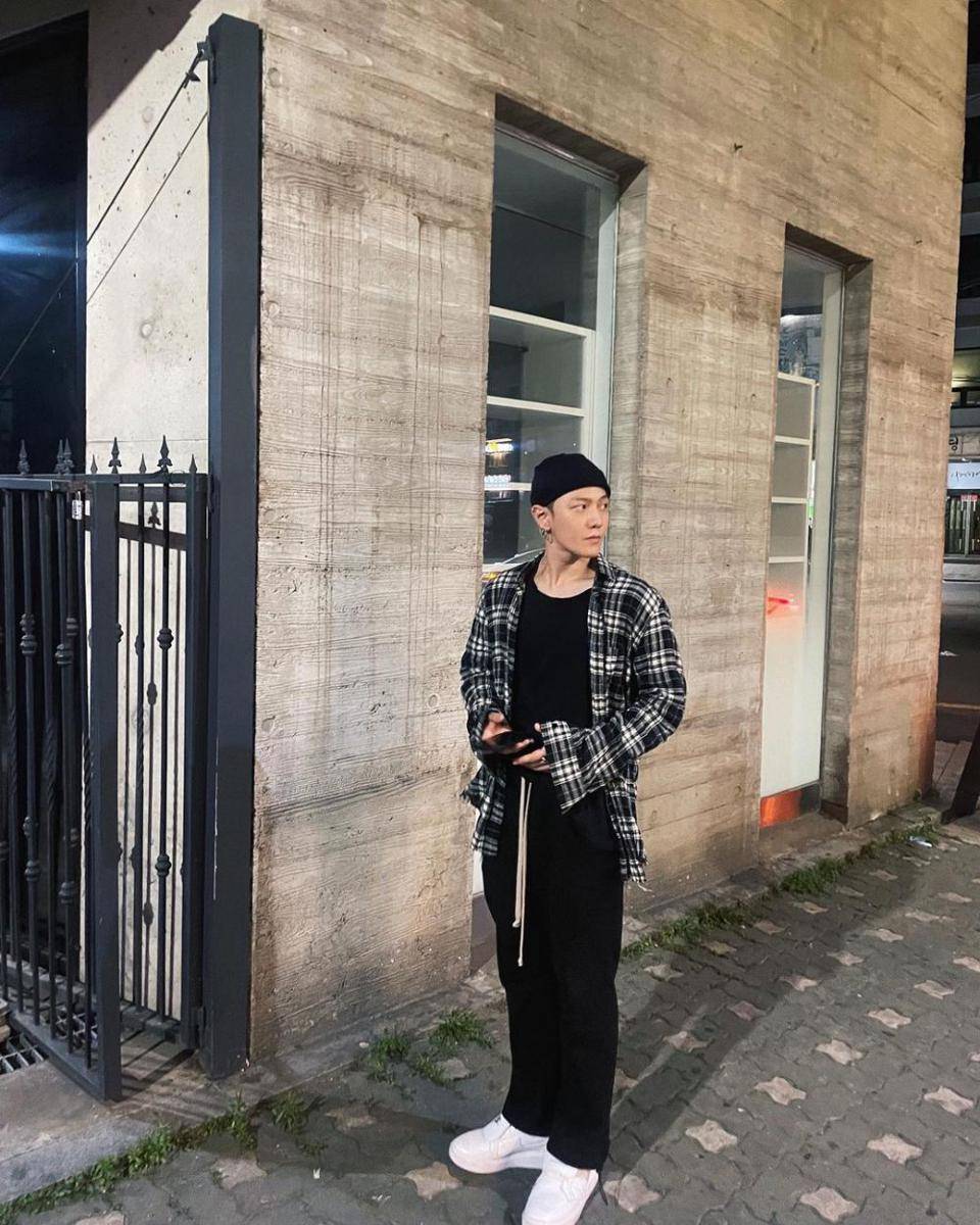 outfit hitam ala DK iKON (instagram.com/@_dong_ii)