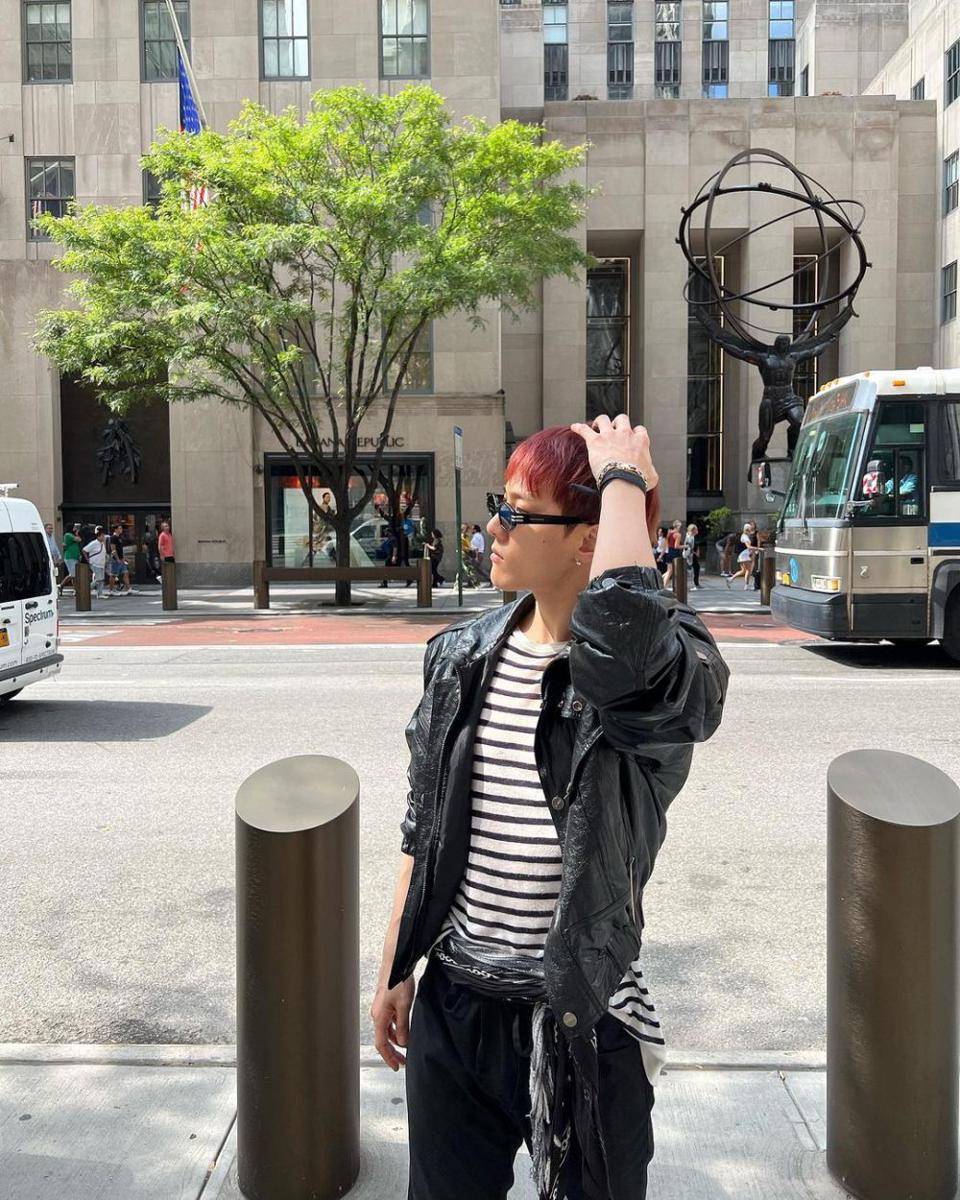 outfit hitam ala DK iKON (instagram.com/@_dong_ii)