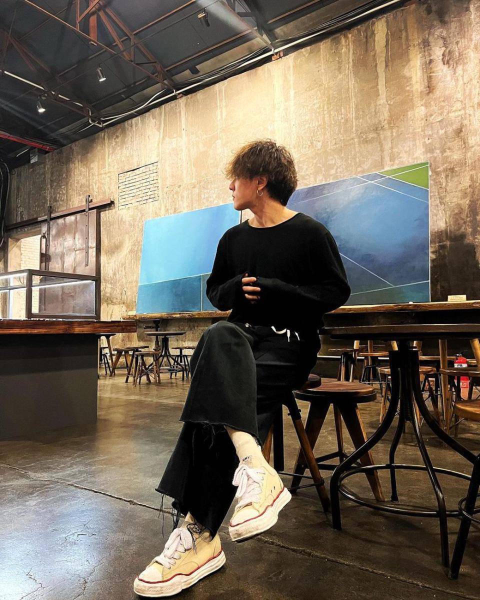 outfit hitam ala DK iKON (instagram.com/@_dong_ii)