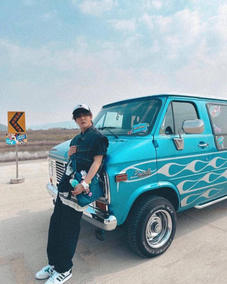 outfit hitam ala DK iKON (instagram.com/@_dong_ii)